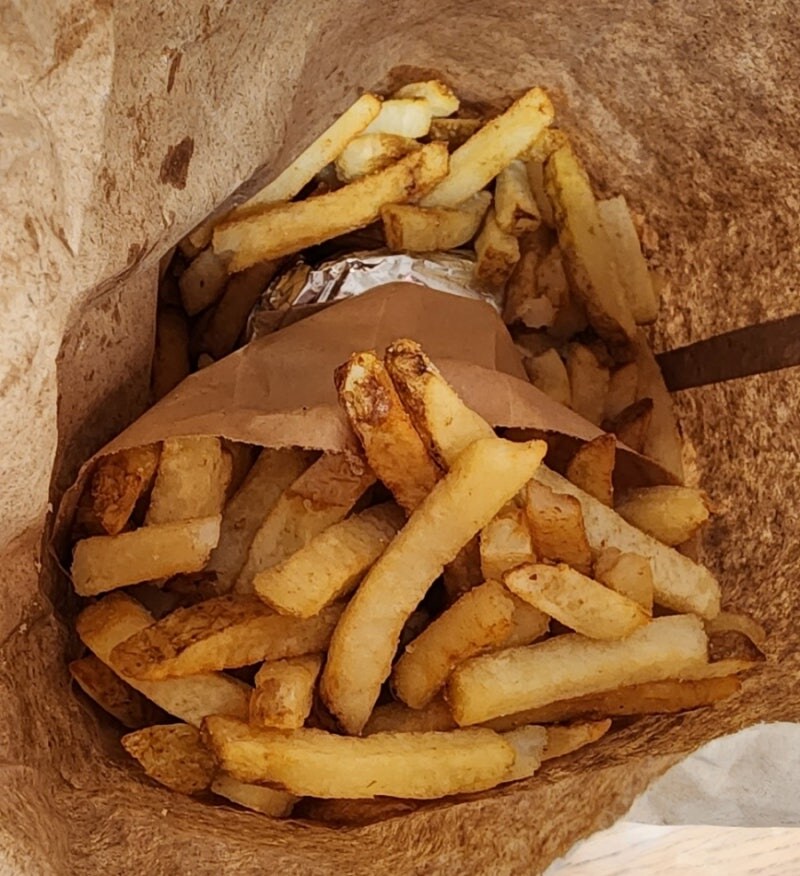 감자튀김을 엄청나게 많이 주는 햄버거 브랜드_2.jpg