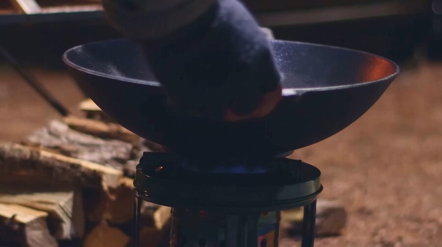 -15°C에 텐트에서 김치찌개를 만드는 외국인_3.jpg