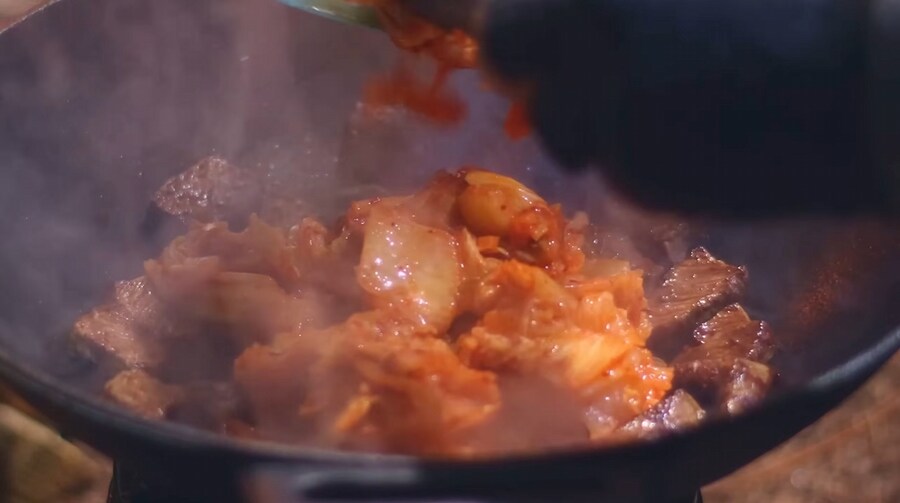 -15°C에 텐트에서 김치찌개를 만드는 외국인_7.jpg