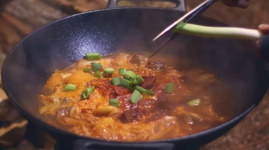 -15°C에 텐트에서 김치찌개를 만드는 외국인_10.jpg