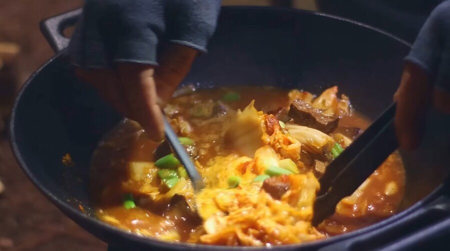 -15°C에 텐트에서 김치찌개를 만드는 외국인_12.jpg