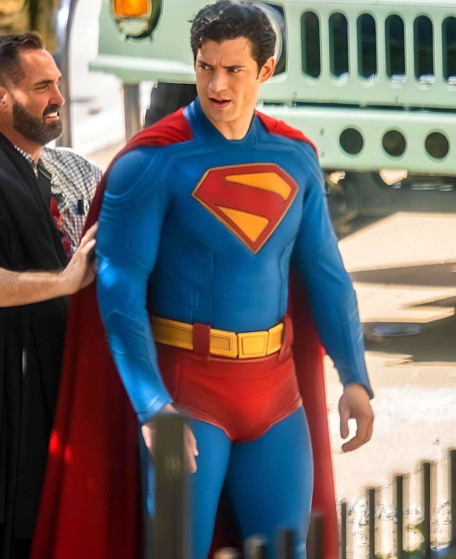 DC) "최근 히어로물의 디자인은 과하게 유치합니다"_1.jpg