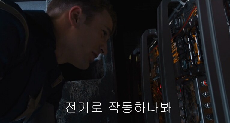 전기로 작동하는 기계에 신기해하는 대위_1.png