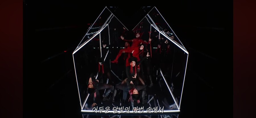 최근 레이디가가 라이브에 다들 놀라는 이유_2.png