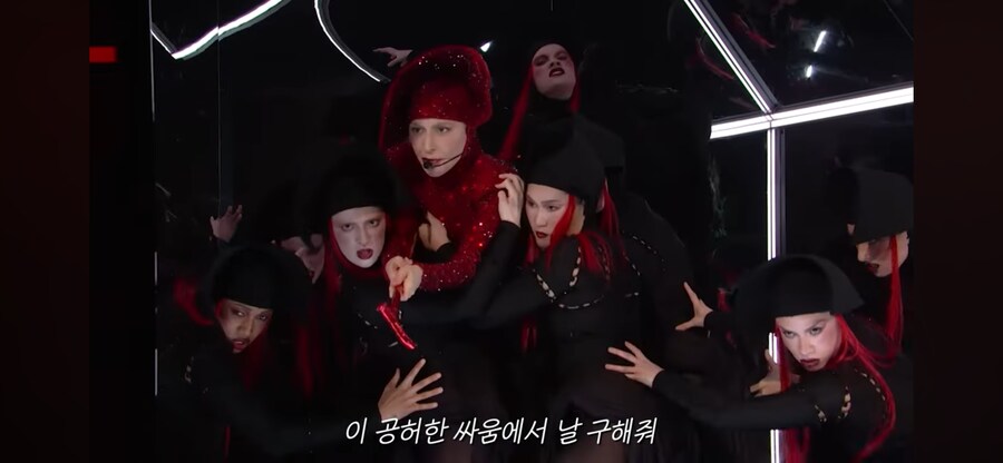 최근 레이디가가 라이브에 다들 놀라는 이유_3.png