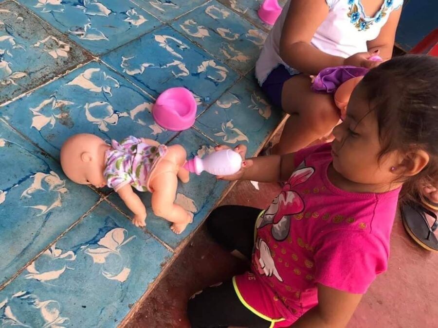 인형놀이에 심취한 아이_1.jpg