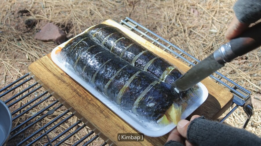 텐트에서 요리를 해보는 외국인_1.jpg