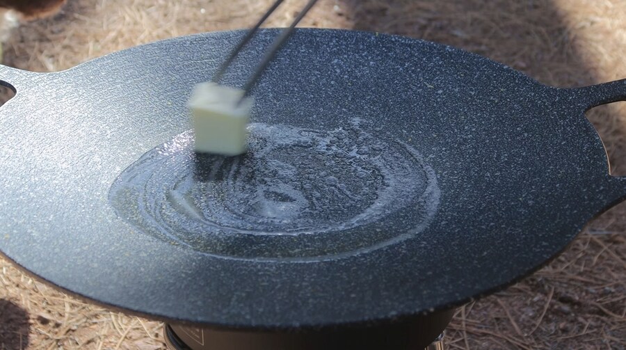 텐트에서 요리를 해보는 외국인_4.jpg