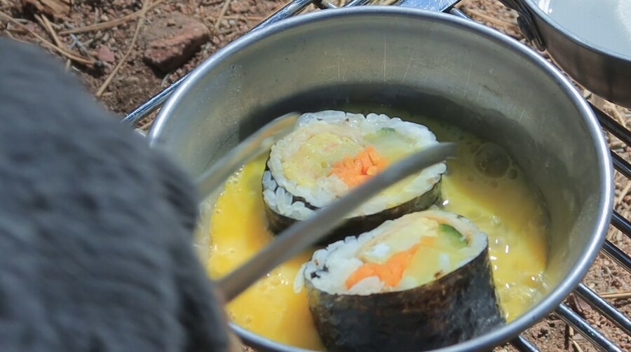 텐트에서 요리를 해보는 외국인_5.jpg