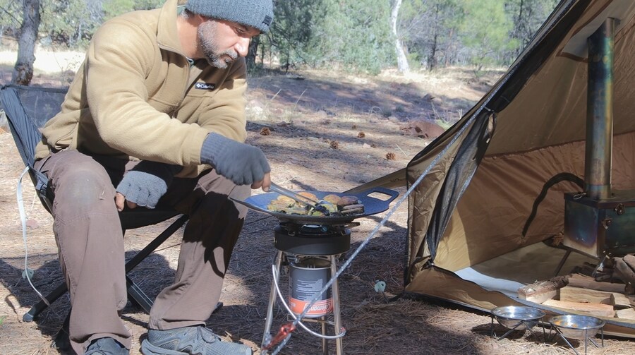 텐트에서 요리를 해보는 외국인_7.jpg