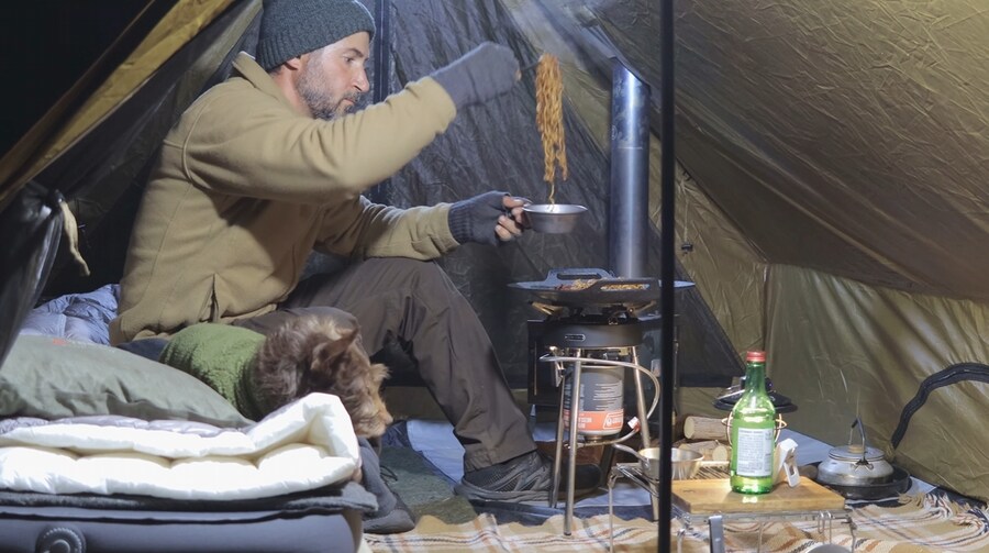 텐트에서 요리를 해보는 외국인_34.jpg