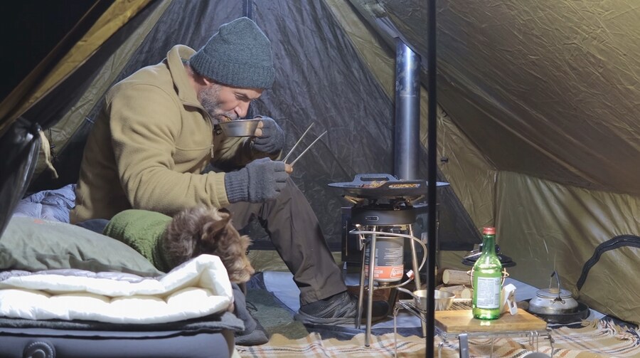 텐트에서 요리를 해보는 외국인_35.jpg