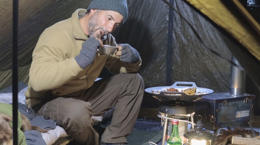 텐트에서 요리를 해보는 외국인_38.jpg