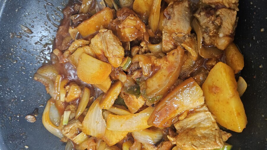 제육볶음에 아무도 안넣길래 넣어봄.jpg_1.jpg