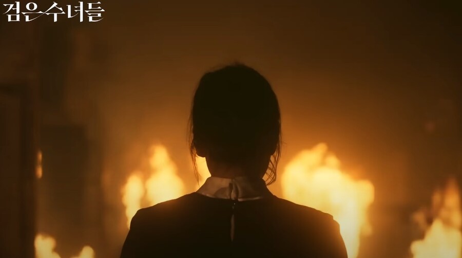 스포 ) [검은 수녀들] 리뷰: 강동원을 송혜교로 TS시킨 결과는?_20.jpg