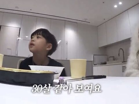 저 몇살 같아 보여요? (기대)_2.jpg