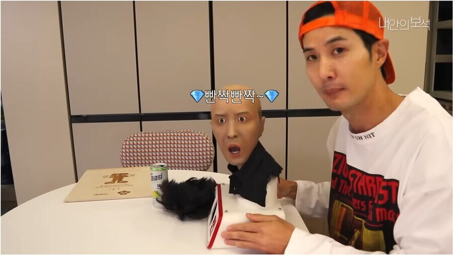 자기를 본딴 피규어를 본 연예인의 반응_4.jpg