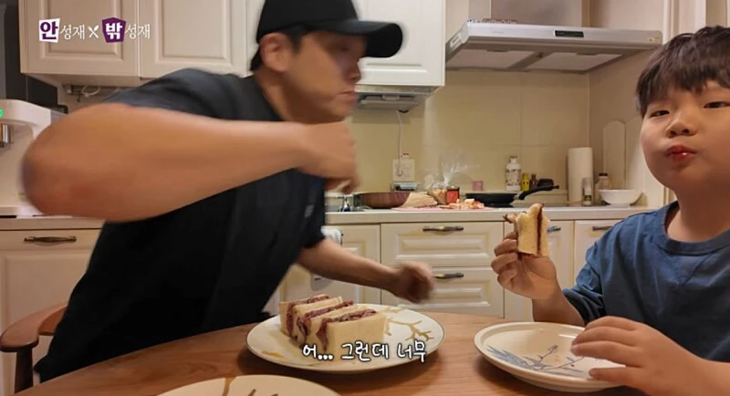 "아들 아빠가 만든 샌드위치 맛이 어때?"_1.webp