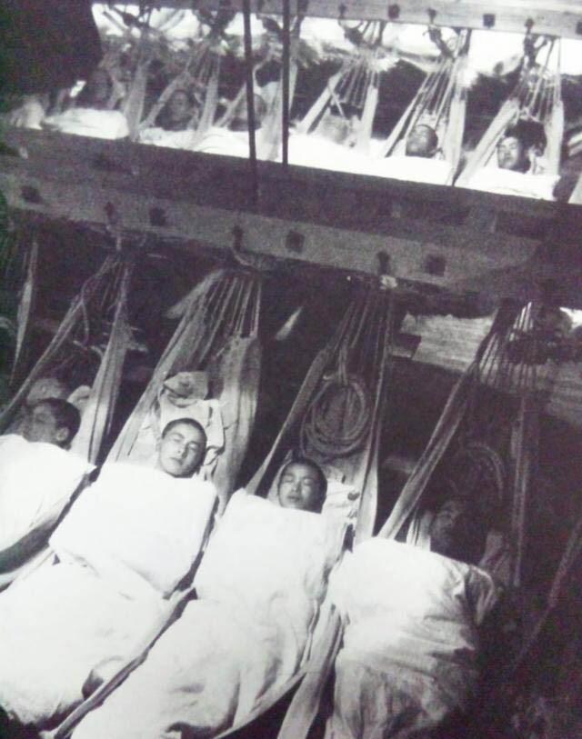 그래도 예전보다는 나아진 해군 침대_1.jpg