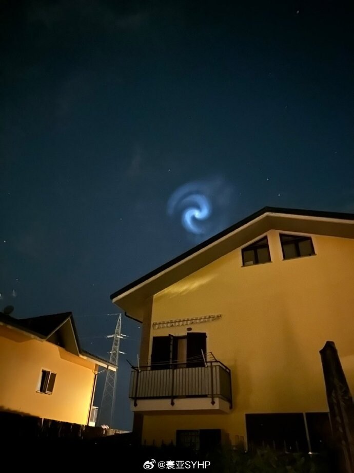 동유럽 밤하늘에 나타난 거대한 나선형 은하_1.png