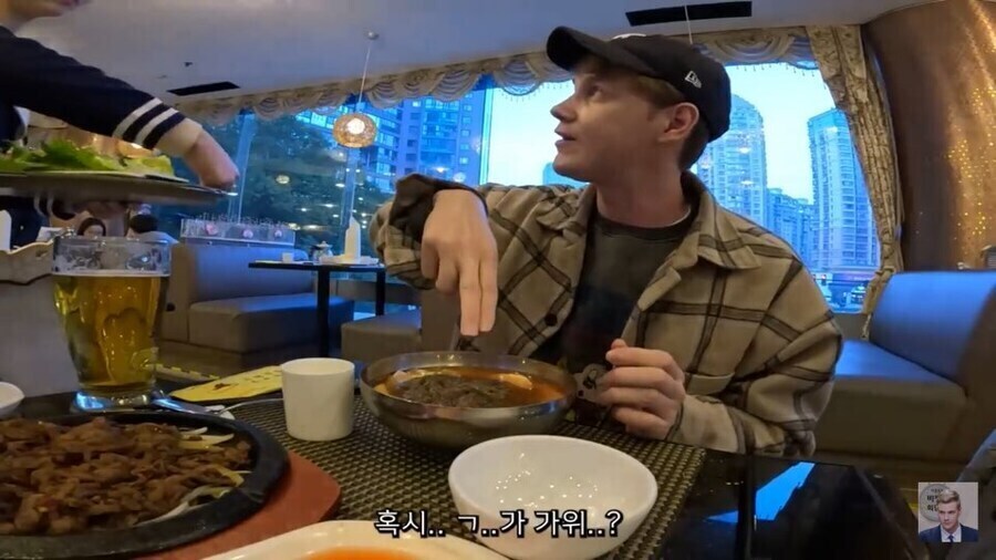 해외 북한식당에 들어간 외국인이 직원들의 관심을 한몸에 받은 이유_2.jpg