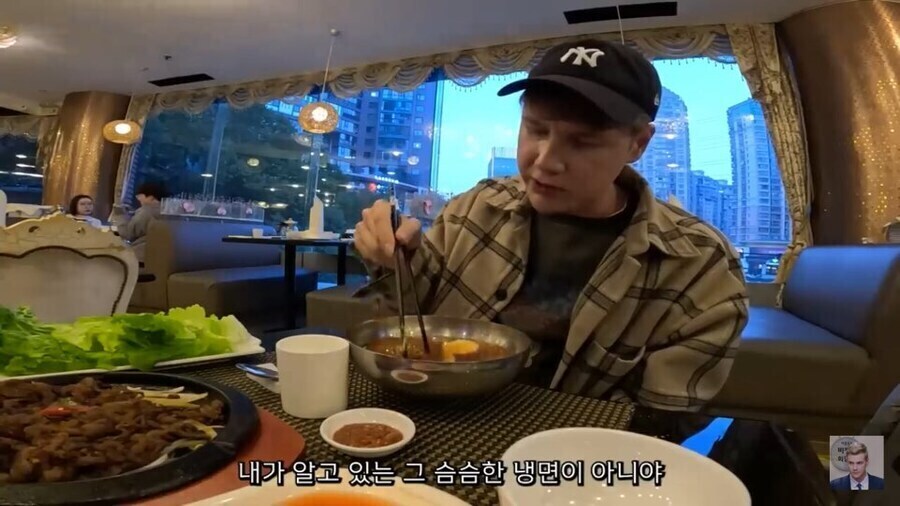 해외 북한식당에 들어간 외국인이 직원들의 관심을 한몸에 받은 이유_4.jpg