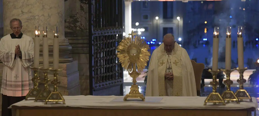 5년 전 텅 빈 광장에서 홀로 기도했던 교황.jpg_11.webp