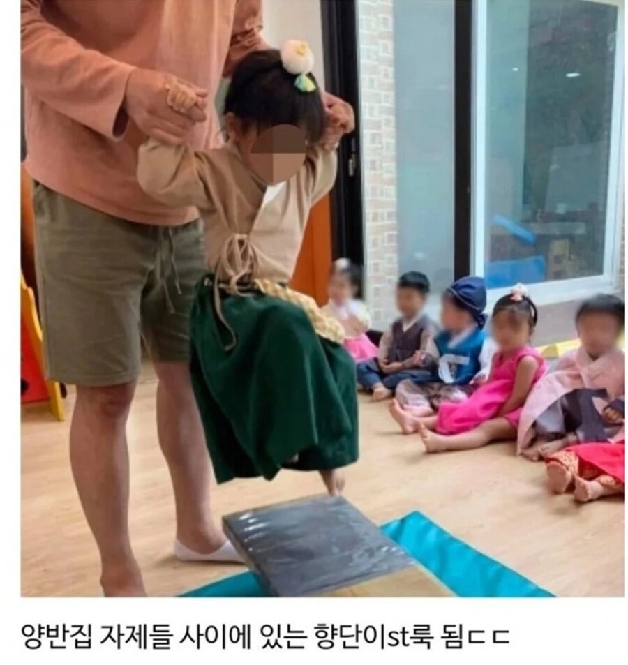 한복 잘못 입혀 보내 쪽팔렸던 유치원 학부모._3.jpg