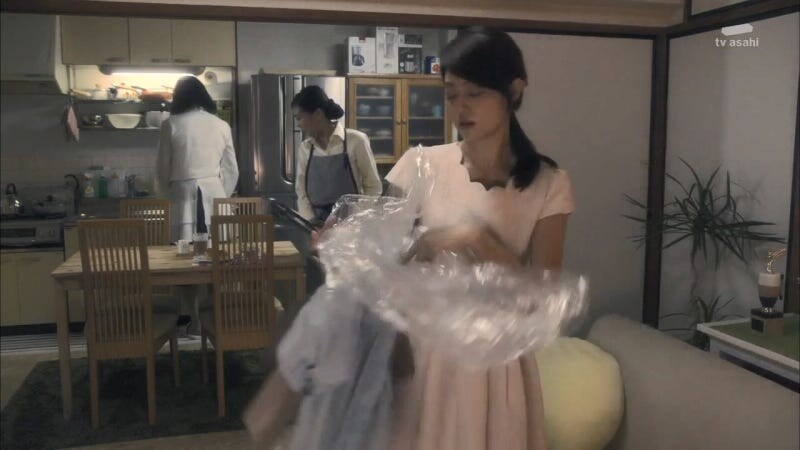 갓 입싸한 가정부를 모욕하는 고용주의 남매_6.jpg