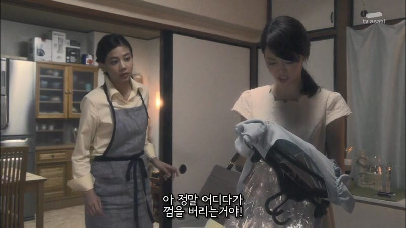 갓 입싸한 가정부를 모욕하는 고용주의 남매_8.jpg