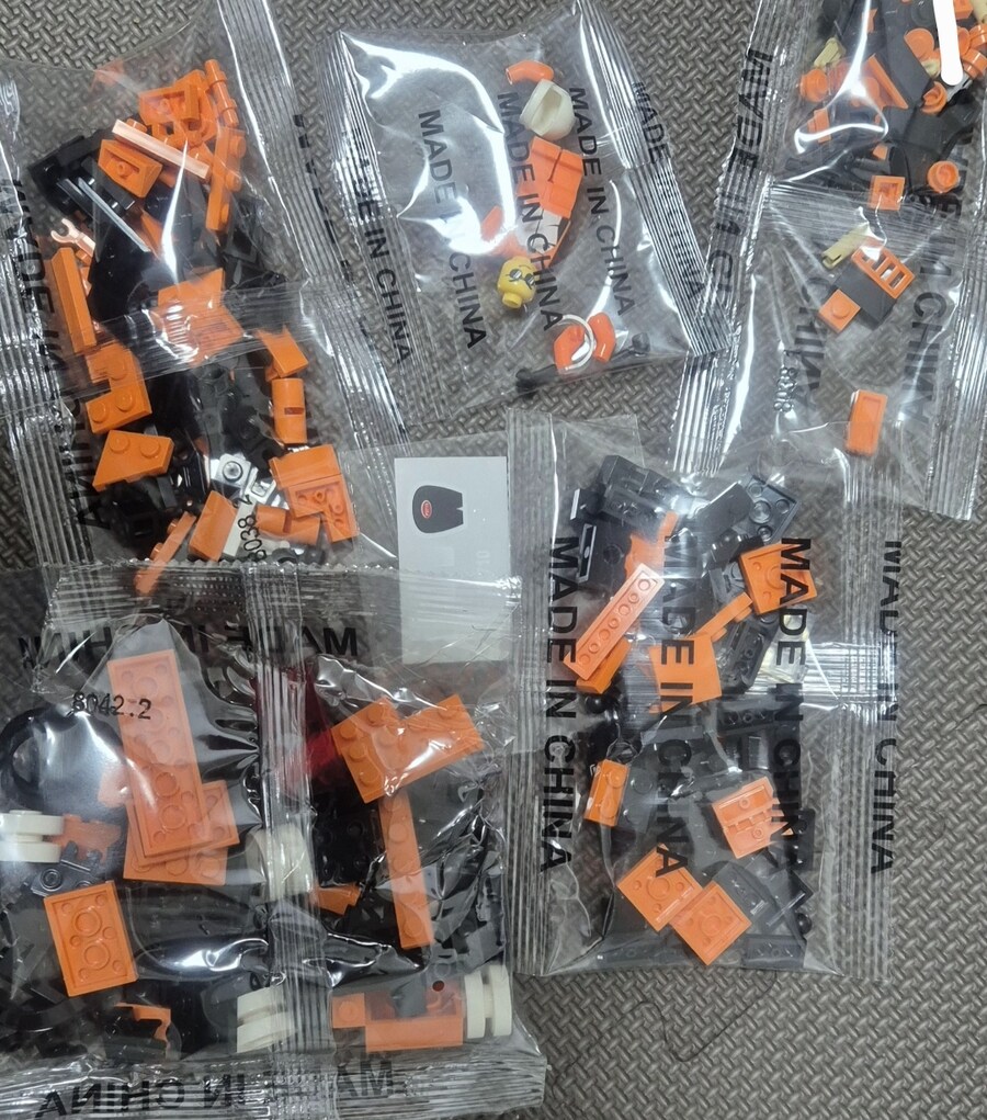 다이소) 조립 자동차 변신 로봇_2.jpg