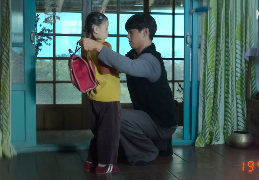 폭싹속았수다) "못하겠으면 빠꾸해, 뒤에 아빠가 있으니까"_19.jpg