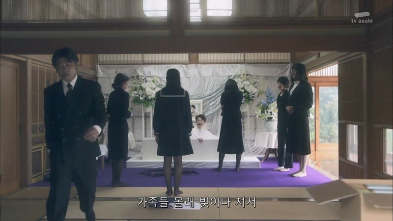 어머니 장례식을 치루는데 어머니가 살아돌아왔다_23.jpg