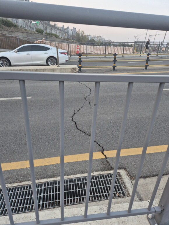 다리에 금 ‘쩍쩍’…수원 곡반정1교 균열에 시민 불안 확산_1.png