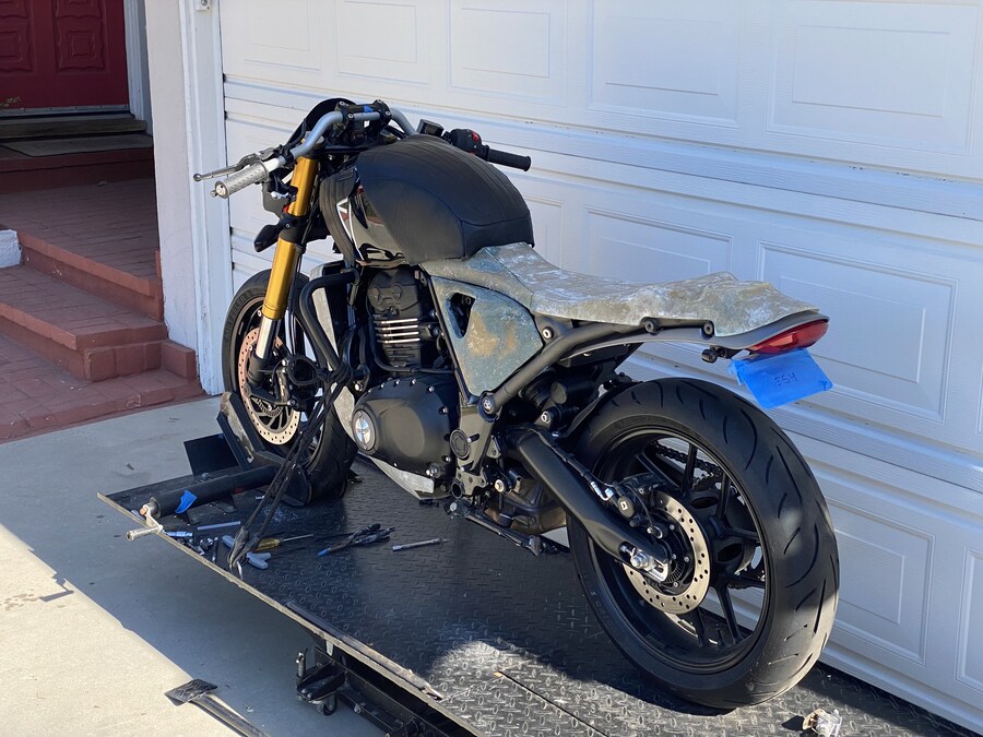 커스텀 트라이엄프 스피드 400 제작-완성-전시_12.jpg