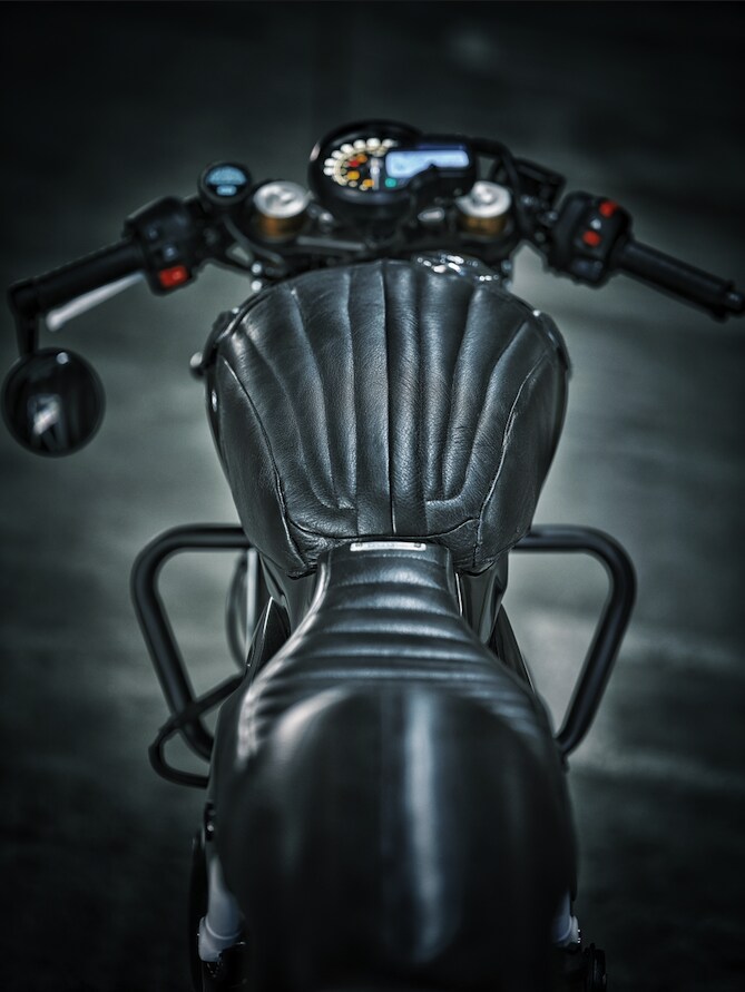 커스텀 트라이엄프 스피드 400 제작-완성-전시_31.png