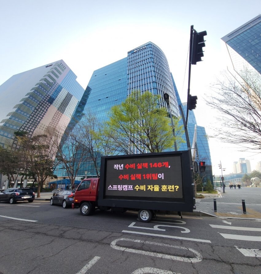 기아 트럭 박혔군요_2.jpg
