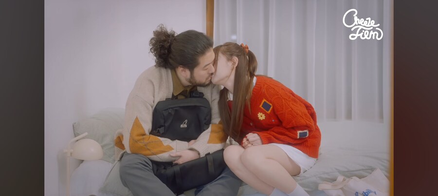 예쁜 여고생이 털보 아저씨 집에 찾아온 이유_40.jpg