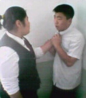 우유통 꽉 잡고있는 고딩_2.jpg