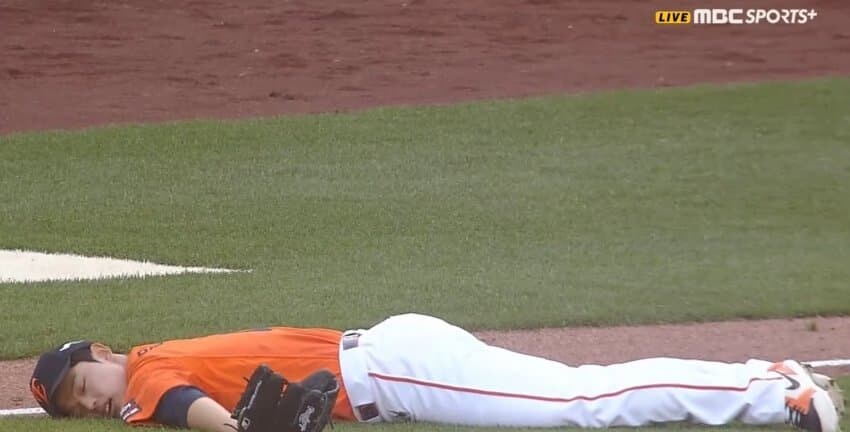 경기중에 자버린 야구선수_1.jpg