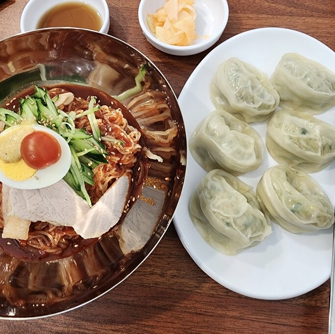 점심은 먹은거야 왜 밀면은 짬짜면 같은게 없지