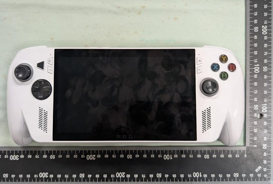 마이크로소프트와 아수스의 Xbox 휴대용 기기가 유출된 사진에 등장_2.jpg