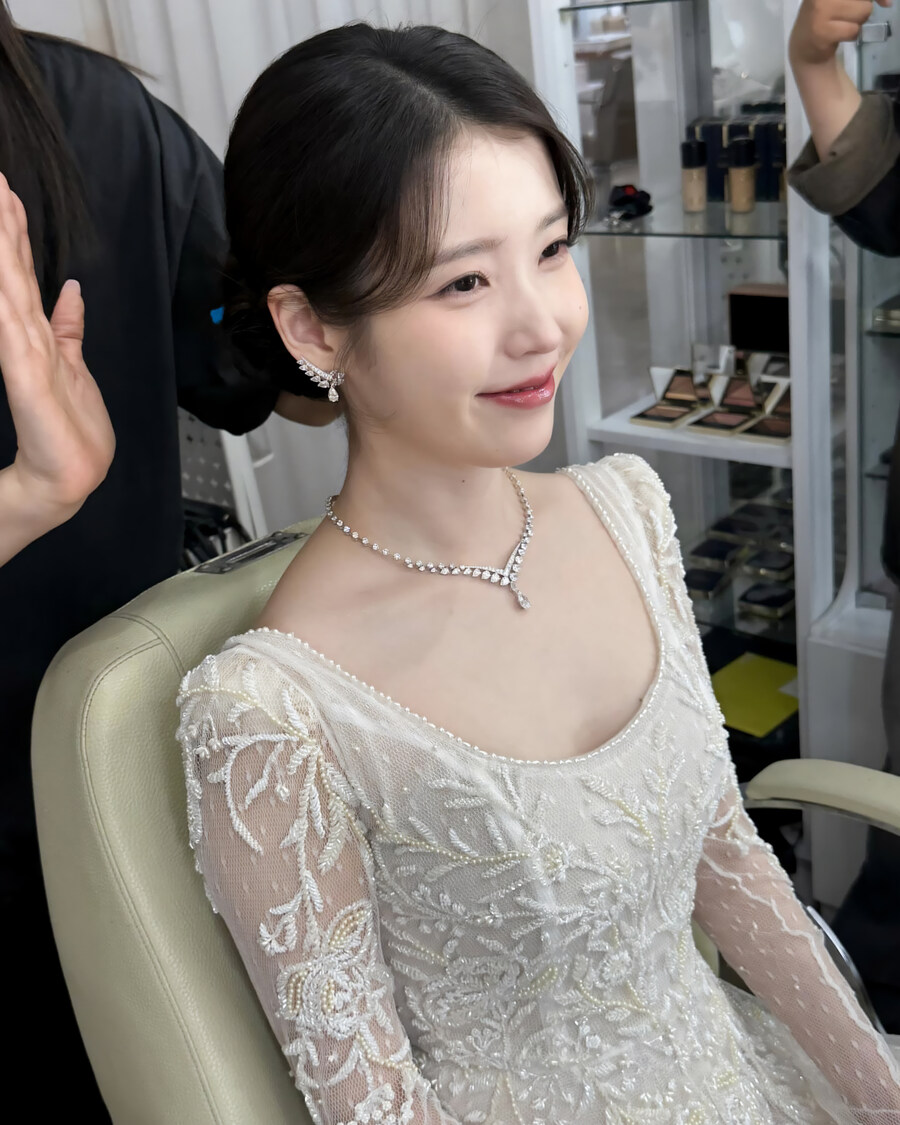 2025.05.07 아이유 인스타그램 사진 보정_4.jpg