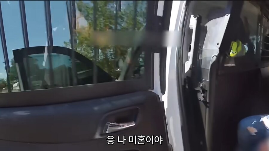 유튜브) 체포되면서 경찰의 아내를 욕하며 도발하는 범죄자_3.png
