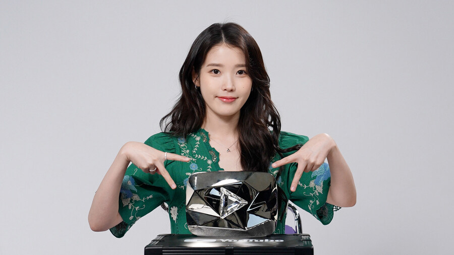 [IUTV]&nbsp;1000만 유튜버 이지금의 💎다이아 버튼💎 언박싱_1.jpg