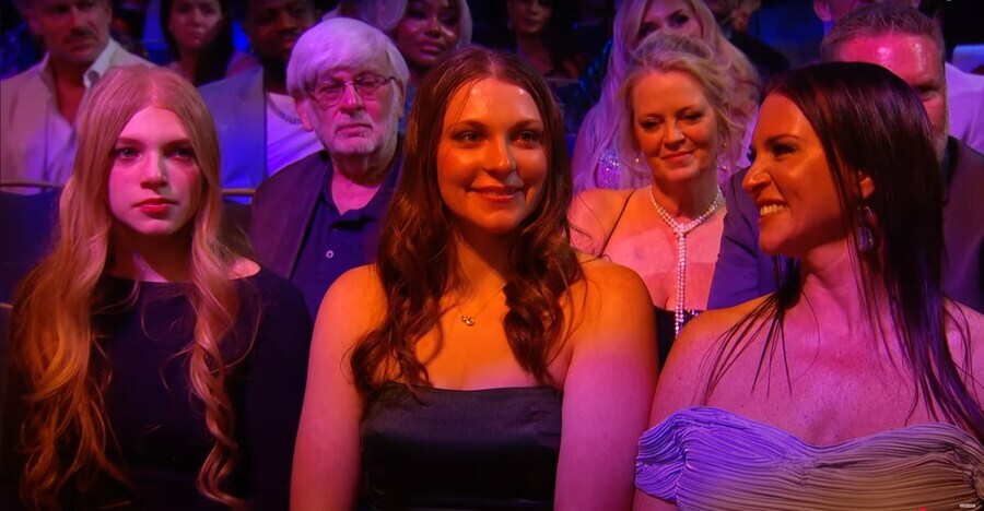 2025 WWE 명예의 전당에 등장한 트리플 H & 스테파니 맥마흔의 딸들_20.jpg