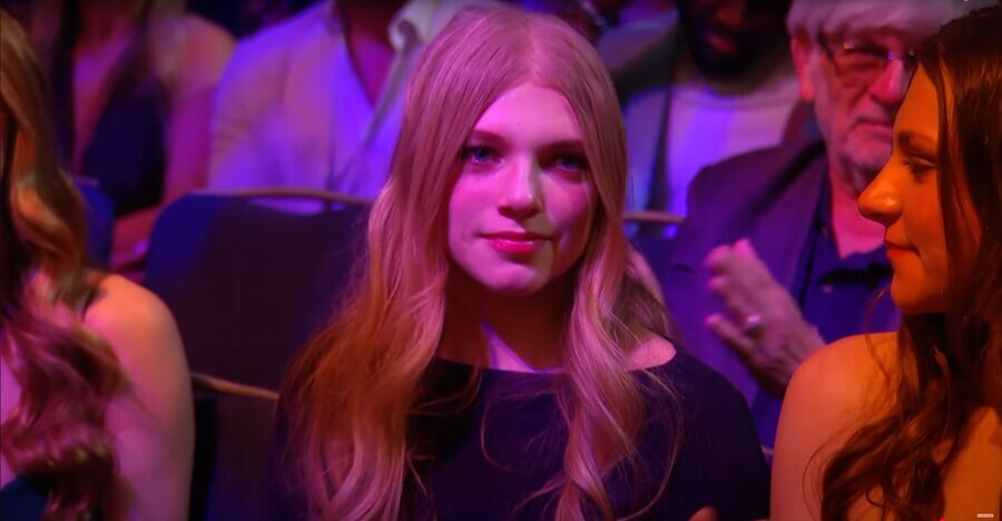 2025 WWE 명예의 전당에 등장한 트리플 H & 스테파니 맥마흔의 딸들_25.jpg