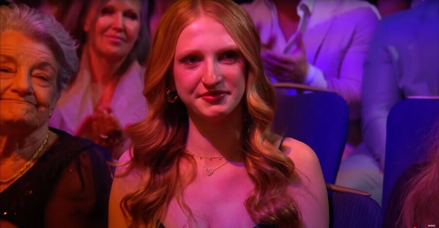 2025 WWE 명예의 전당에 등장한 트리플 H & 스테파니 맥마흔의 딸들_30.jpg