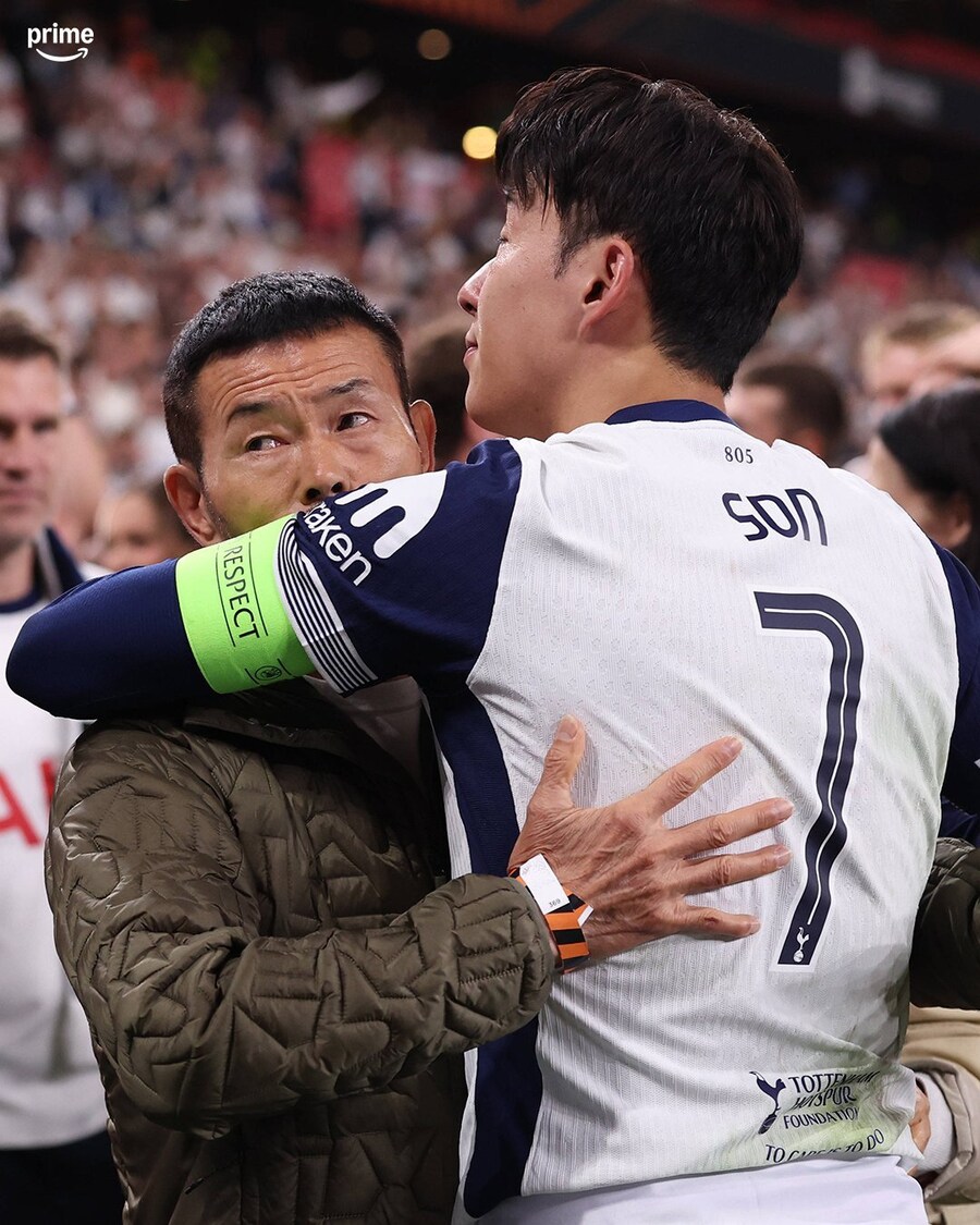 포옹하는 손흥민 손웅정 부자.jpg_1.jpg
