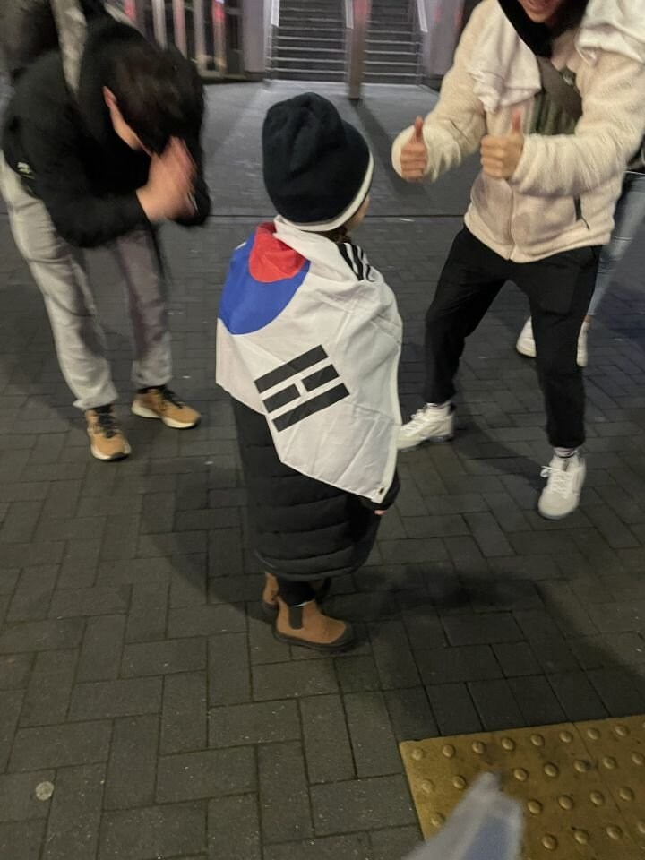 손흥민 팬서비스에 감동했던 꼬마아이.mp4_2.jpg